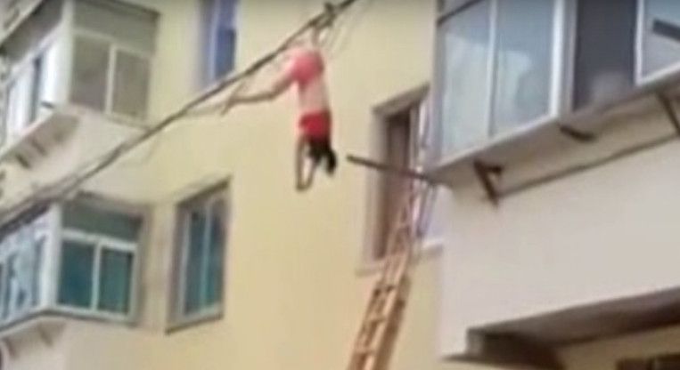 Amante huye por la ventana  y queda colgada en los cables del edificio, pero eso no fue lo peo