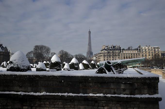 Cierran la Torre Eiffel por el temporal que sacude Francia