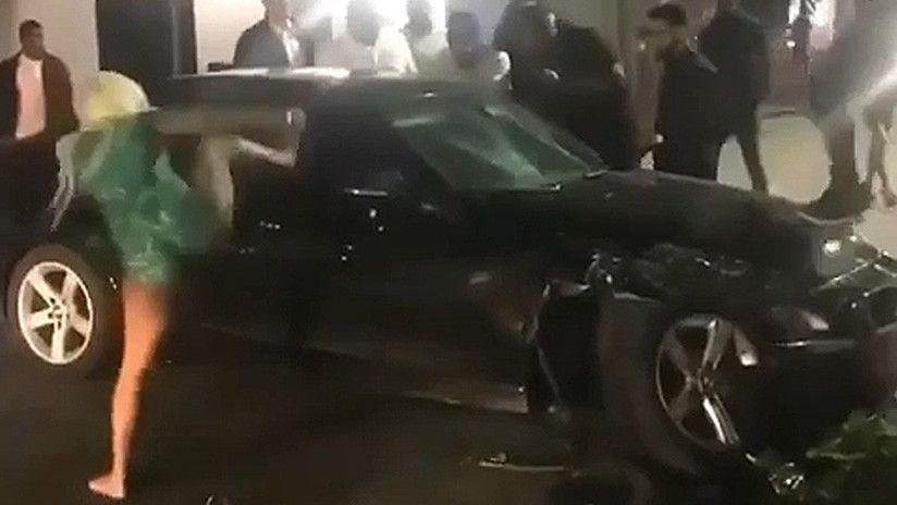Mujer kárateca destroza la ventana de un auto con varias patadas