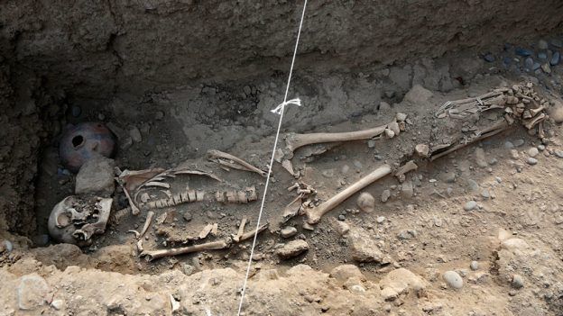 Un bebé de 6.000 años abrazado a su madre