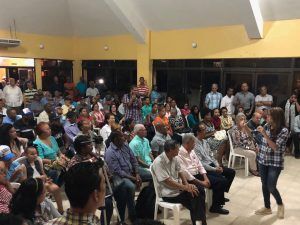 Carolina Mejía durante su encuentero con dirigentes de la Circunscripción 1 del DN