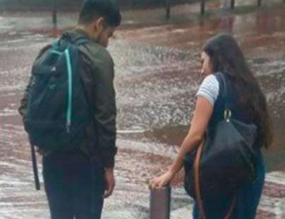 Carga a su novio para que no se moje los pies