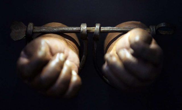 Maestra pisa a estudiantes negros en una clase para mostrar lo que era la esclavitud