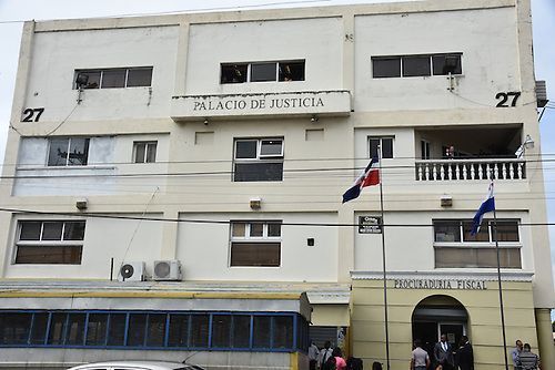 Fiscalía Santo Domingo Este logra prisión preventiva contra dos hombres por presuntamente traficar con 753 mil pesos falsos