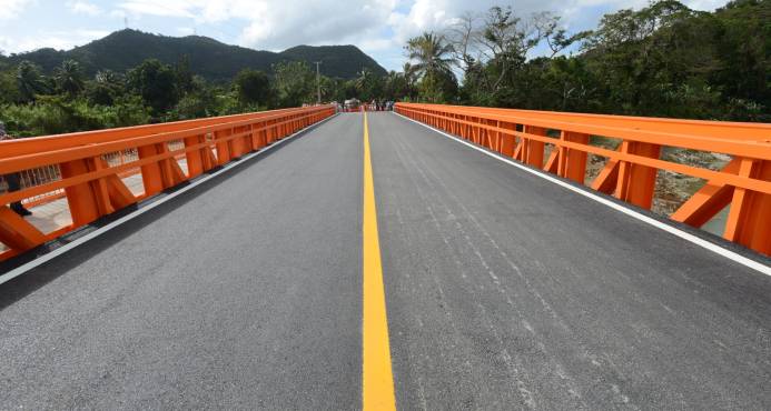 Ministro de Obras Pública pones en funcionamiento puente de Hato Damas
