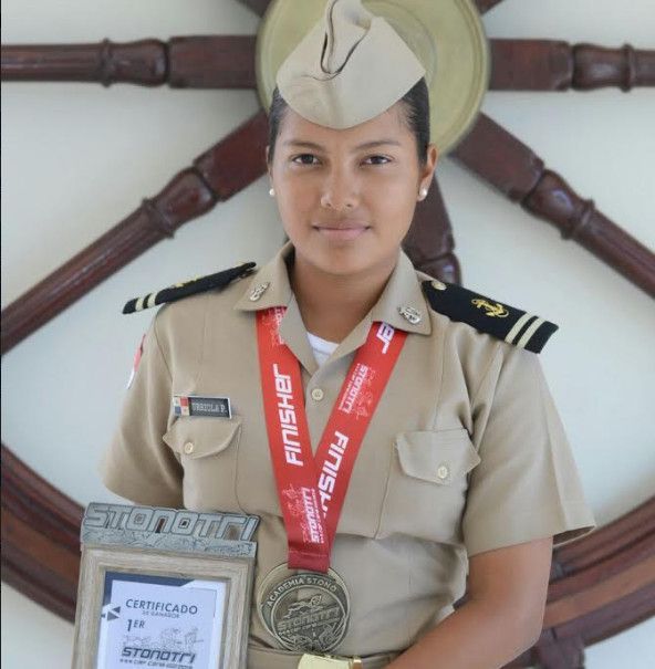 Guardiamarinas Mota y Urriola conquistan el triatlón de Cap Cana