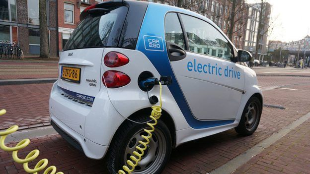 «Si todos los coches fueran eléctricos, moriríamos mañana mismo por las lluvias ácidas»