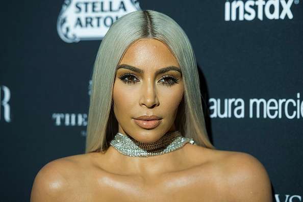 Kim Kardashian presume su cintura “imposible” en una “selfie” sin blusa