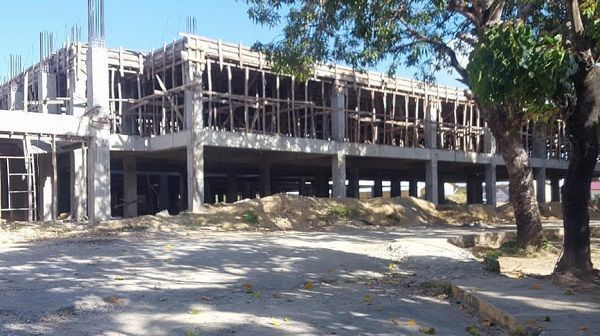 Sacerdote denuncia paralización de obra