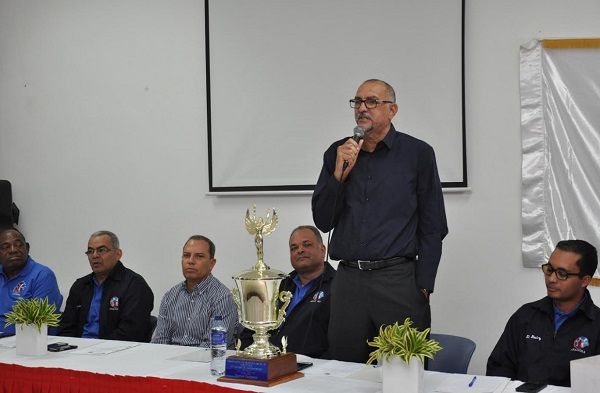 Indotel e IDAC abren IV torneo gubernamental de sóftbol