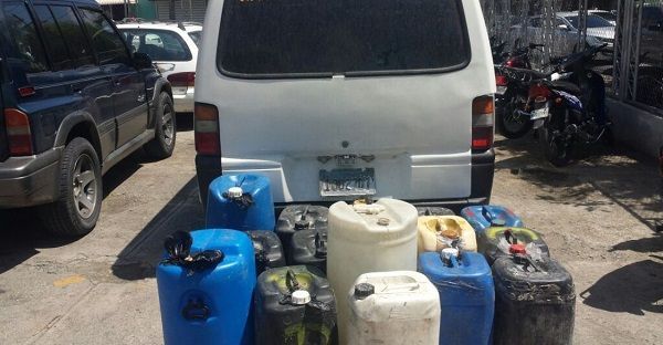Policia Nacional apresa y somete 3 hombres por ocuparseles bebidas fraudulentas.