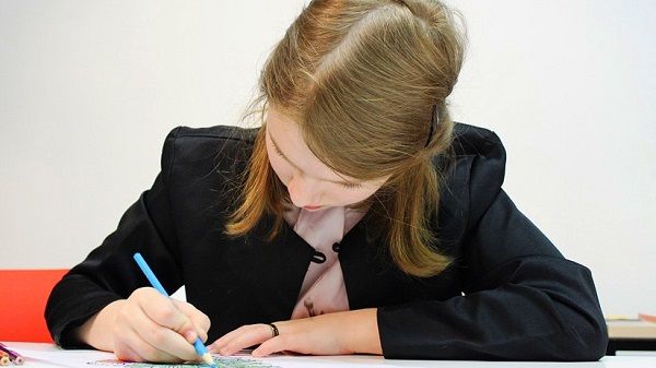 La sancionan por ir sin sotén a clases y sus compañeros desatan una protesta