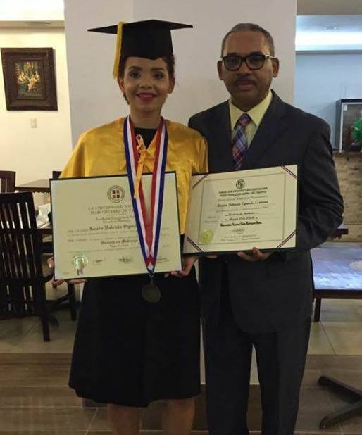 Se gradúa con altos honores en medicina Laura Patricia Ogando hija del comunicador y economista Carlos Ogando