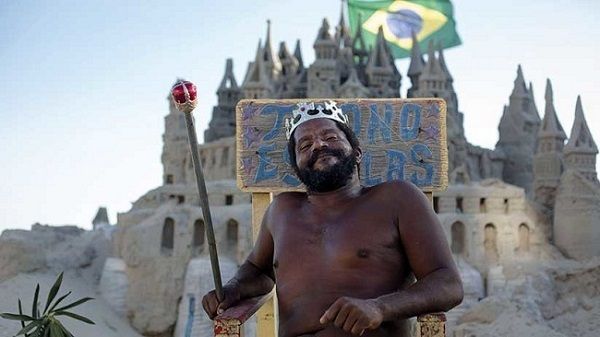 Hay un Rey que vive desde hace 22 años en un castillo de arena playero
