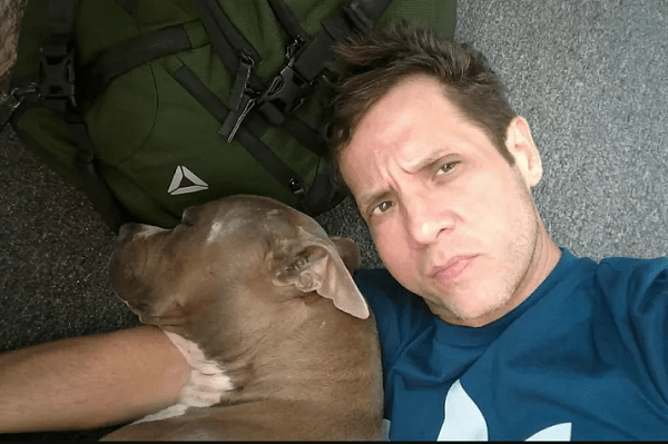 Arrestan hombre por acosar mujer con un pit bull