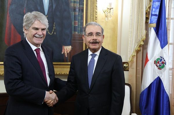 Danilo Medina recibe al Ministro de Asuntos Exteriores y Cooperación de España, Alfonso Dastis