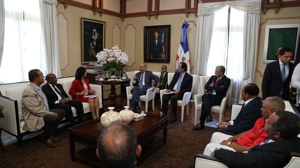 Danilo Medina se reúne con transportistas para tratar conversión sistema transporte pasajeros