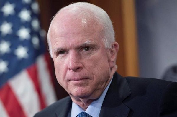 McCain quiere a Obama y a Bush en su funeral, pero a Trump no