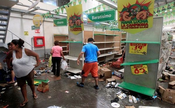 Comerciantes frenan intentos de saqueos en medio de crisis