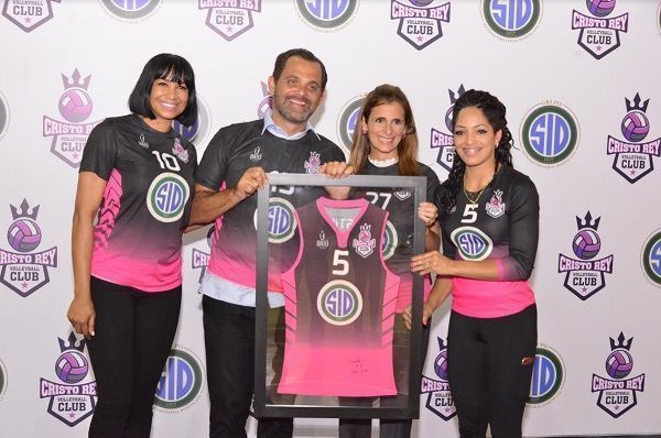 El Cristo Rey Volleyball Club reconoce a ejecutivos de Grupo SID y su empresa MercaSID
