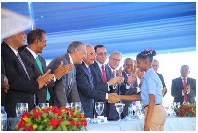 Presidente Medina entrega escuela y estancia infantil en Neiba