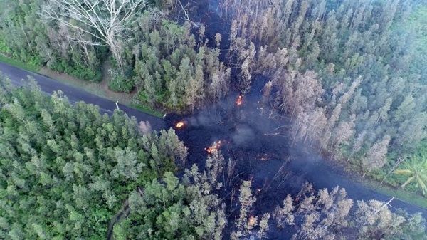 Miles huyen en Hawái tras sismo que desencadenó nuevas erupciones de volcán