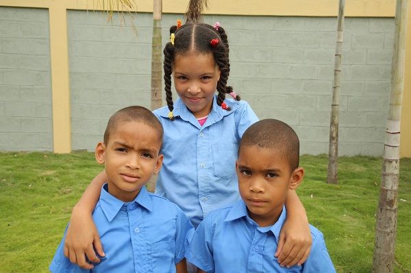 Padres y estudiantes de Paya, Baní, celebran con alegría entrega de su nueva escuela. Integrará 805 alumnos a Jornada Escolar Extendida