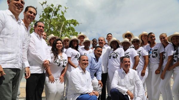 Presidente Danilo Medina asiste acto anuncio Club Med Miches. Grupo valora democratización oportunidades inversión y Ley Mercado de Valores