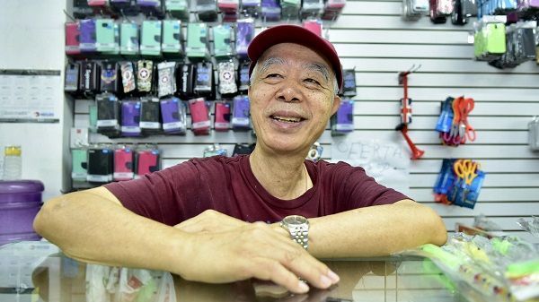 Comerciantes chinos avenida Duarte, alegres y optimistas con establecimiento de relaciones diplomáticas