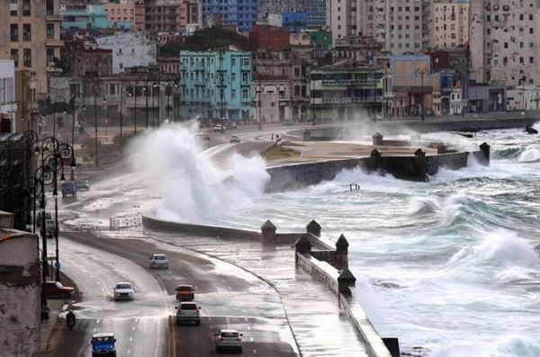 Altas temperaturas afectan a océanos y aumentan fuerza tormentas tropicales