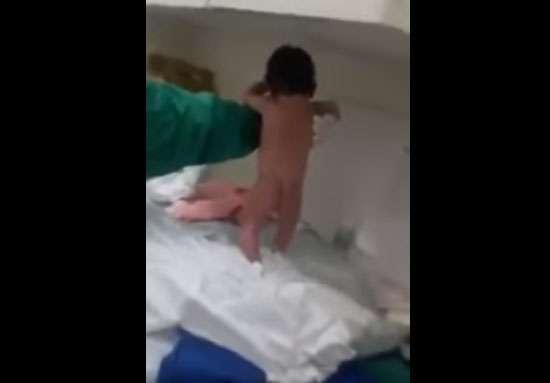 La verdad detrás del video en Facebook del bebé que nace “caminando”