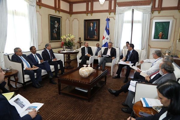 Danilo Medina recibe informe sobre avances edificaciones escolares y estancias infantiles