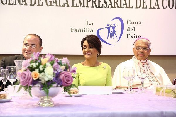 Primera Dama asiste a XVI Cena de Gala Empresarial de la Confraternidad, de la parroquia San Antonio de Padua