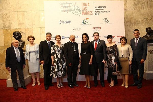 Primera Dama asiste a concierto de gala “Oda a las Madres” por el 50 aniversario de la Asociación La Hora de Dios
