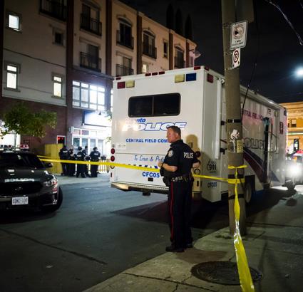 Al menos 1 muerto y 13 heridos en tiroteo en Toronto