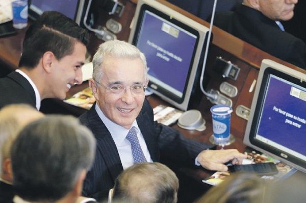 Uribe renuncia a su curul en Senado