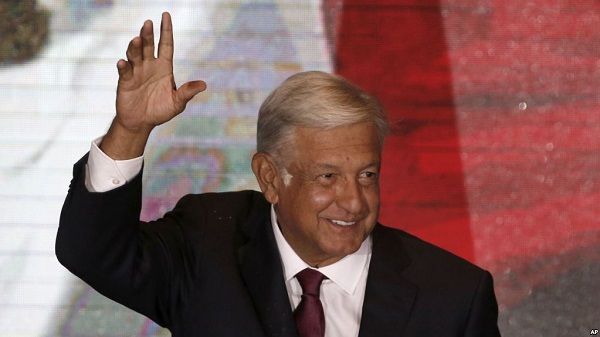 López Obrador renuncia a la seguridad, a la residencia oficial y al avión