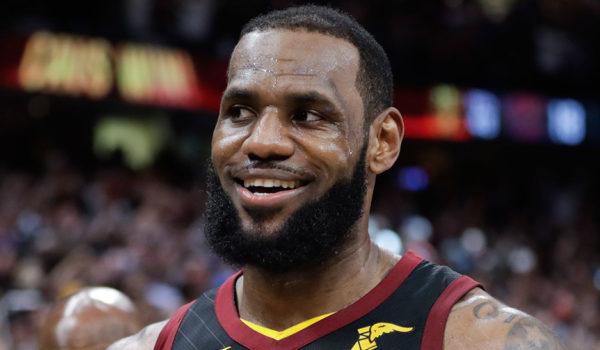LeBron deja otra vez a Cleveland y  firma por 4 años con los Lakers