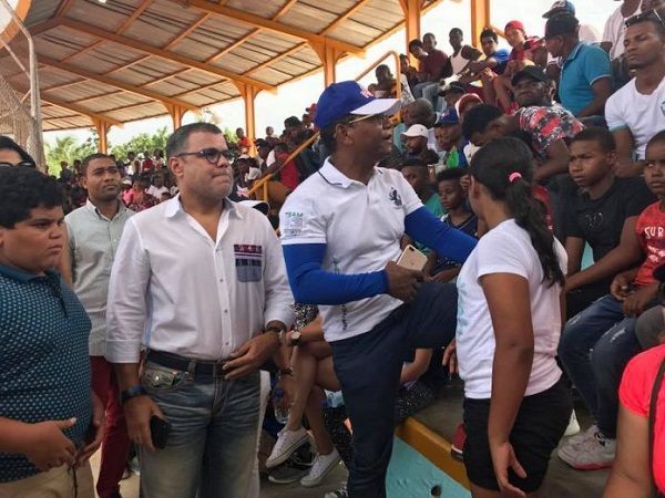 Serie final de la Ponny arranca pasiones, senador Galán y Demetrios Lluberes presentes con su familia