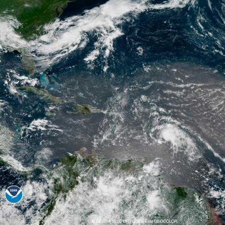 Beryl acelera rumbo al Caribe y la tormenta Chris se fortalece frente a EEUU