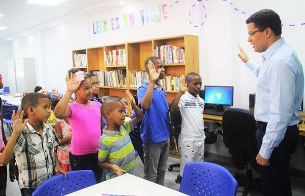 Collado inaugura una biblioteca en Gualey