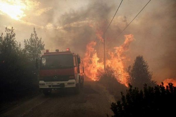 El Gobierno griego confirma ya 20 muertos en los incendios que rodean Atenas