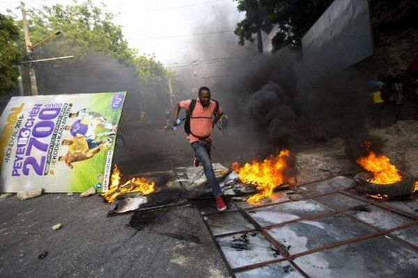 Gobierno haitiano revoca fuerte alza a combustibles tras violentas protestas