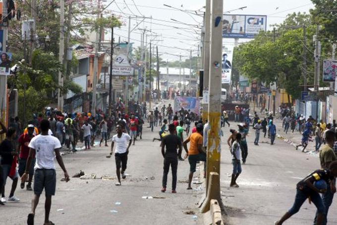 Protestas paralizan Haití a pesar de revocación de aumentos combustible
