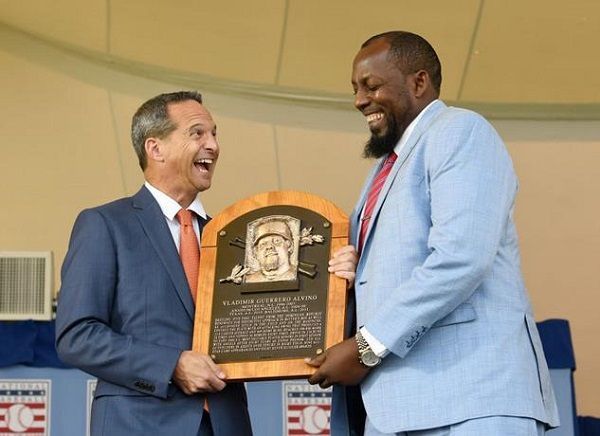 Vladimir Guerrero lleno de emociones en la ceremonia