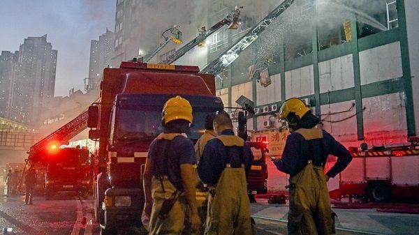 Una mujer arroja a sus hijos desde un quinto piso antes de morir en un incendio