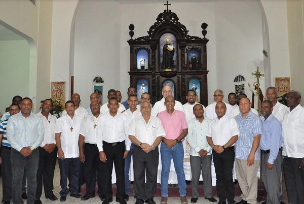 Obispo da inicio  programa de formación para diáconos