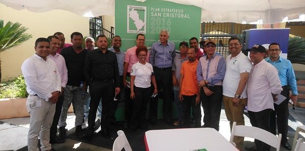 Emisora Magis realiza trasmisión desde mercado Canastica, “Abelardo Liriano”
