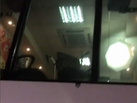 Disparan cabina de emisora durante el programa de Alofoke Music