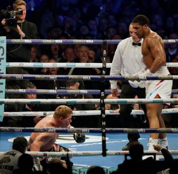 Joshua enseña su poder y noquea a ruso Povetkin
